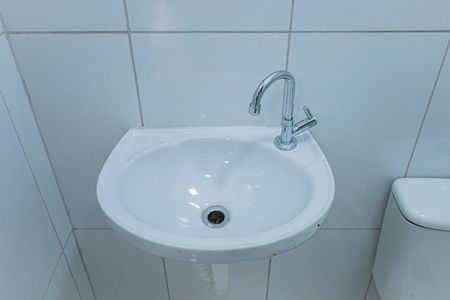 Banheiro de casa para alugar com 1 quarto, 27m² em Vila Serralheiro, São Paulo