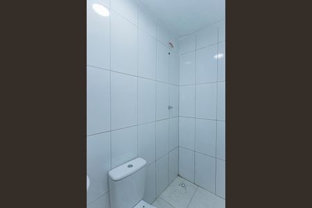 Banheiro de casa para alugar com 1 quarto, 27m² em Vila Serralheiro, São Paulo