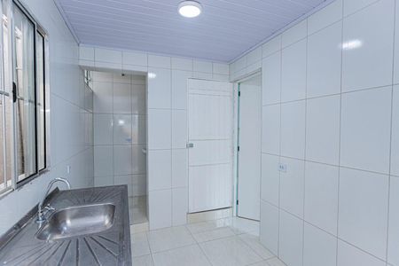 Cozinha e Área de Serviço de casa para alugar com 1 quarto, 27m² em Vila Serralheiro, São Paulo