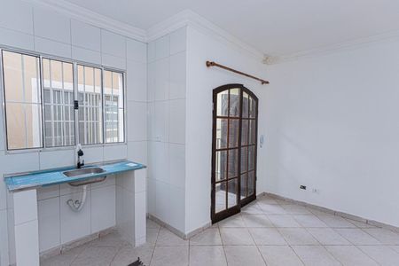 Sala e cozinha de casa para alugar com 1 quarto, 70m² em Vila Serralheiro, São Paulo