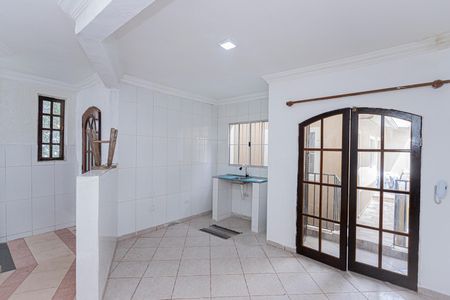 Sala e cozinha de casa para alugar com 1 quarto, 70m² em Vila Serralheiro, São Paulo