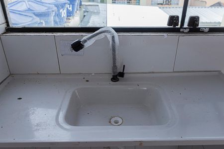 Sala, cozinha e área de serviço de casa para alugar com 1 quarto, 70m² em Vila Serralheiro, São Paulo