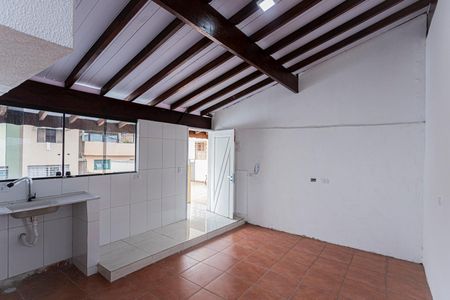 Sala, cozinha e área de serviço de casa para alugar com 1 quarto, 70m² em Vila Serralheiro, São Paulo