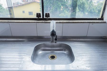 Sala e cozinha de casa para alugar com 1 quarto, 80m² em Vila Serralheiro, São Paulo