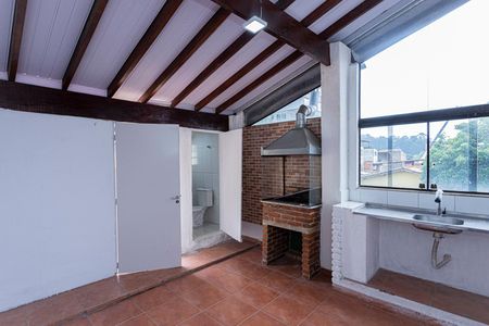 Sala e cozinha de casa para alugar com 1 quarto, 80m² em Vila Serralheiro, São Paulo