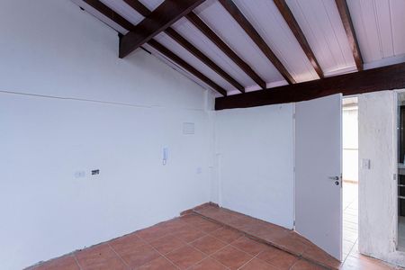 Sala e cozinha de casa para alugar com 1 quarto, 80m² em Vila Serralheiro, São Paulo