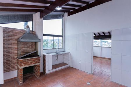Sala e cozinha de casa para alugar com 1 quarto, 80m² em Vila Serralheiro, São Paulo