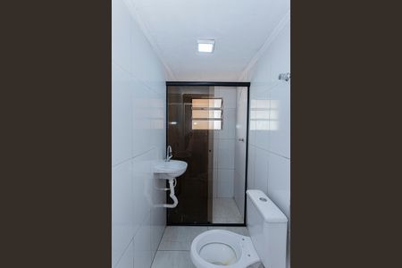 Banheiro de casa para alugar com 1 quarto, 80m² em Vila Serralheiro, São Paulo