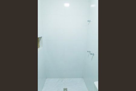 banheiro de kitnet/studio para alugar com 1 quarto, 25m² em Etelvina Carneiro, Belo Horizonte