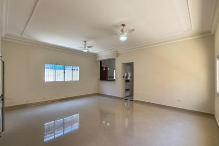 Casa para alugar com 250m², 3 quartos e 4 vagas Casa para alugar com 250m², 3 quartos e 4 vagasSala
