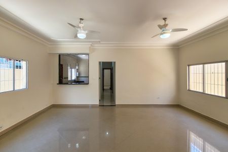 Casa para alugar com 250m², 3 quartos e 4 vagas Casa para alugar com 250m², 3 quartos e 4 vagasSala