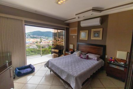 Casa à venda com 296m², 5 quartos e 3 vagasSuíte 1