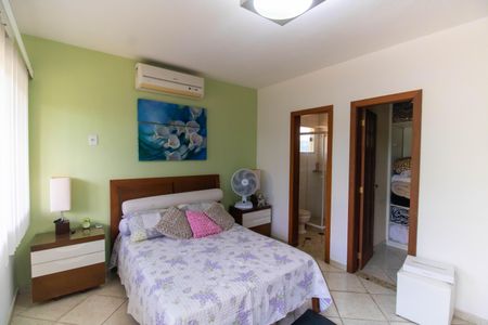 Casa à venda com 296m², 5 quartos e 3 vagasSuíte 2