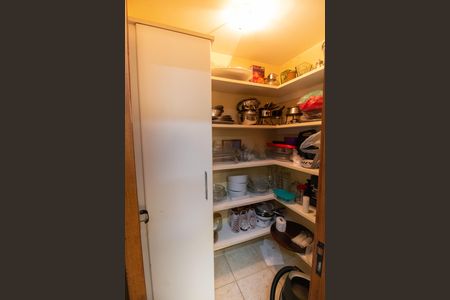 Casa à venda com 296m², 5 quartos e 3 vagasDespensa