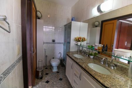 Casa à venda com 296m², 5 quartos e 3 vagasBanheiro da Suíte 1