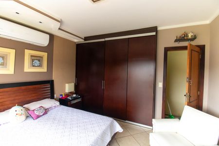 Casa à venda com 296m², 5 quartos e 3 vagasSuíte 1
