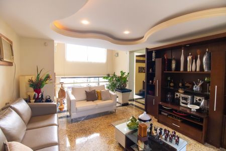 Casa à venda com 296m², 5 quartos e 3 vagasSala
