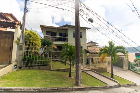 Casa à venda com 296m², 5 quartos e 3 vagasFachada