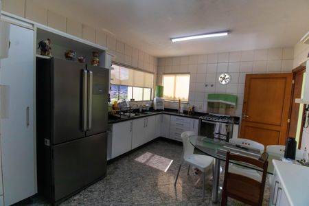 Casa à venda com 296m², 5 quartos e 3 vagasCozinha