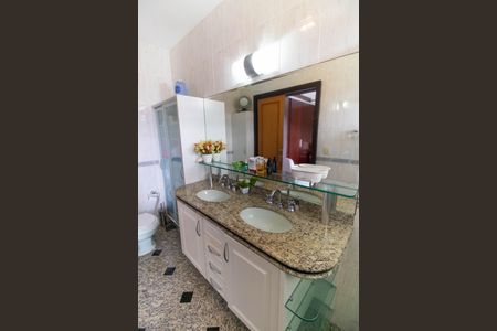 Casa à venda com 296m², 5 quartos e 3 vagasBanheiro da Suíte 1