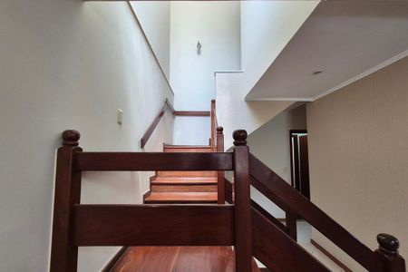 Casa à venda com 287m², 4 quartos e 4 vagas Casa à venda com 287m², 4 quartos e 4 vagasEscada