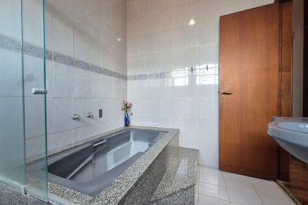 Casa à venda com 287m², 4 quartos e 4 vagas Casa à venda com 287m², 4 quartos e 4 vagasBanheiro da Suíte