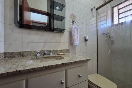 Casa à venda com 287m², 4 quartos e 4 vagas Casa à venda com 287m², 4 quartos e 4 vagasBanheiro