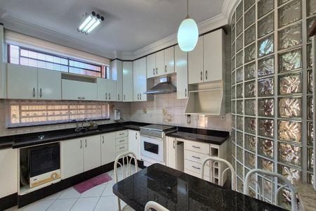 Casa à venda com 287m², 4 quartos e 4 vagas Casa à venda com 287m², 4 quartos e 4 vagasCozinha