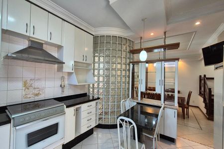 Casa à venda com 287m², 4 quartos e 4 vagas Casa à venda com 287m², 4 quartos e 4 vagasCozinha