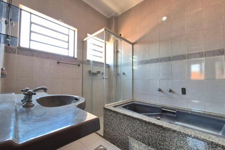 Casa à venda com 287m², 4 quartos e 4 vagas Casa à venda com 287m², 4 quartos e 4 vagasBanheiro da Suíte