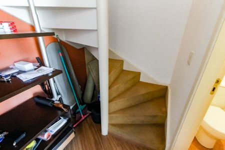 Apartamento para alugar com 50m², 1 quarto e 1 vaga Apartamento para alugar com 50m², 1 quarto e 1 vagaEscada acesso quarto