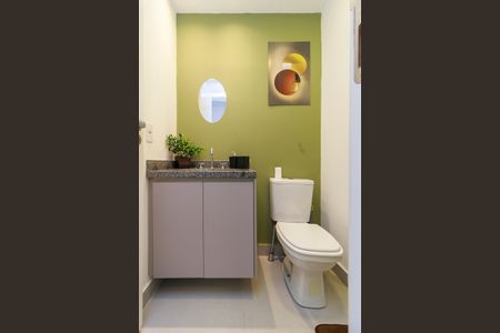 Banheiro de kitnet/studio para alugar com 0 quarto, 25m² em Santo Amaro, São Paulo