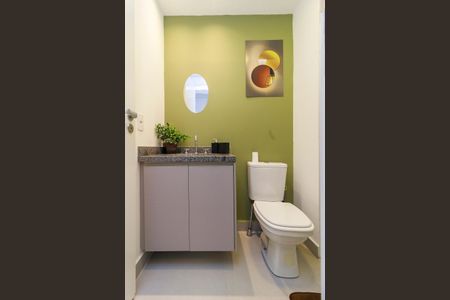 Banheiro de kitnet/studio para alugar com 0 quarto, 25m² em Santo Amaro, São Paulo