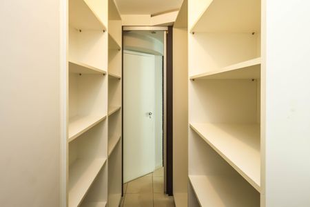 Apartamento à venda com 184m², 3 quartos e 3 vagasCloset
