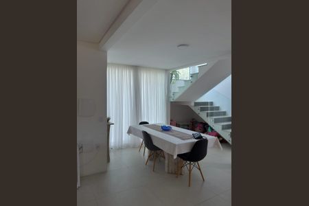 Casa de condomínio para alugar com 280m², 4 quartos e 2 vagas Casa de condomínio para alugar com 280m², 4 quartos e 2 vagasSala