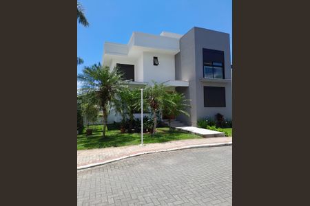 Casa de condomínio para alugar com 280m², 4 quartos e 2 vagas Casa de condomínio para alugar com 280m², 4 quartos e 2 vagasFachada