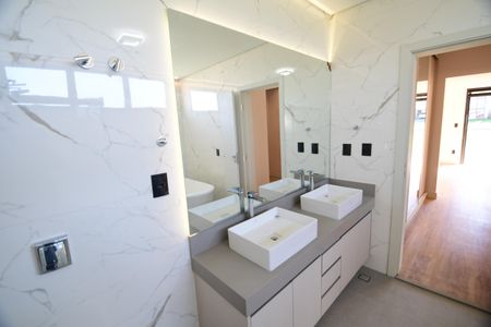Casa de condomínio à venda com 340m², 5 quartos e 4 vagasBanheiro Suíte