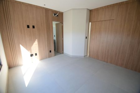 Casa de condomínio à venda com 340m², 5 quartos e 4 vagasQuarto 5 - Suíte