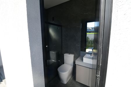 Casa de condomínio à venda com 340m², 5 quartos e 4 vagasBanheiro de serviço