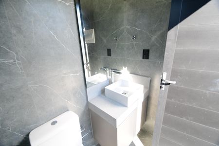 Casa de condomínio à venda com 340m², 5 quartos e 4 vagasBanheiro de serviço