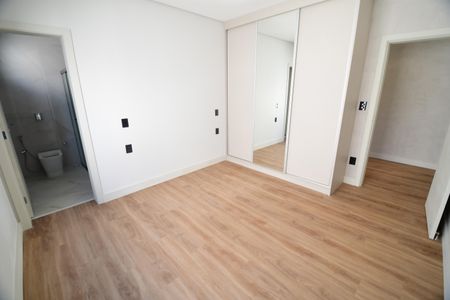 Casa de condomínio à venda com 340m², 5 quartos e 4 vagasQuarto 1 - Suíte