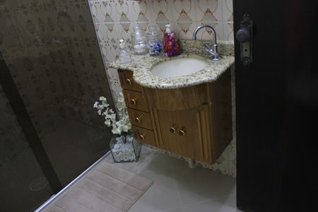 Casa à venda com 243m², 2 quartos e 2 vagasBanheiro social 