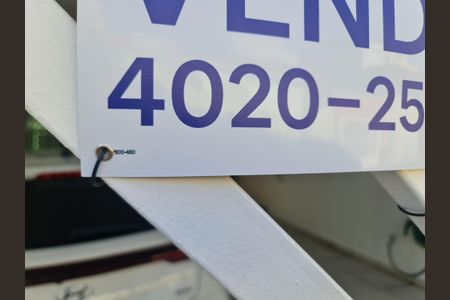 Casa à venda com 243m², 2 quartos e 2 vagasFachada do imóvel com placa QuintoAndar 