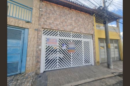 Casa à venda com 243m², 2 quartos e 2 vagasFachada do imóvel com placa QuintoAndar 