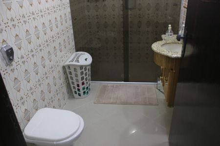 Casa à venda com 243m², 2 quartos e 2 vagasBanheiro social 