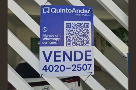 Casa à venda com 243m², 2 quartos e 2 vagasFachada do imóvel com placa QuintoAndar 