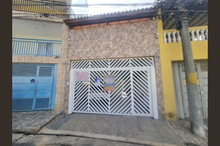 Casa à venda com 243m², 2 quartos e 2 vagasFachada do imóvel com placa QuintoAndar 