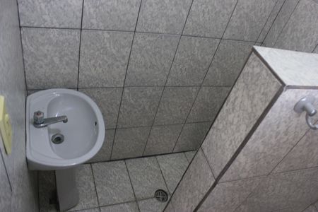Casa à venda com 243m², 2 quartos e 2 vagasBanheiro da lavanderia 