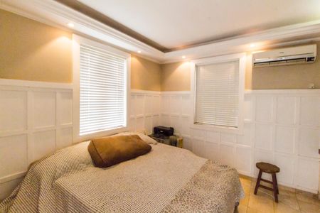 Casa de condomínio à venda com 409m², 4 quartos e 4 vagasEscada