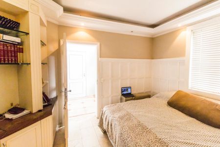 Casa de condomínio à venda com 409m², 4 quartos e 4 vagasEscada